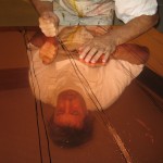 Johannes beim bearbeiten einer Kupferplatte